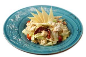 Ensalada César con pechuga de pollo