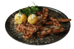 Costillas y medianas de cordero a la Brasa con patatas al "Caliu" y pimientos del Padrón